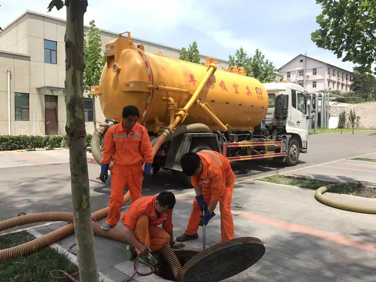 民众镇管道疏通车停在窨井附近