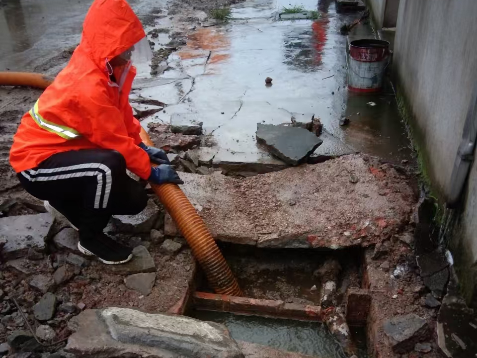 民众镇专业清理污水池 炜誉市政以规范流程守护城市 “肠道”