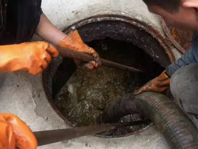 民众镇清理化粪池时如何避免沼气的危害？